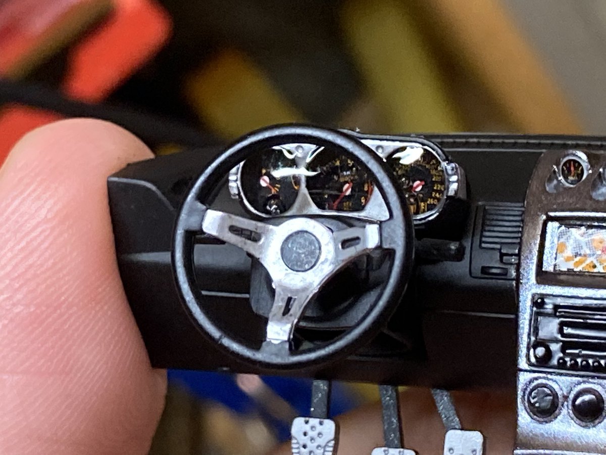 indigostar2770's tweet photo. TAMIYA Z33 ボディーのクリアー乾燥待ち中に内装を。
オレンジウィールズのステアリングを装着してみた。

#tamya
#なんとなくz33 https://t.co/z5T3R89QXp