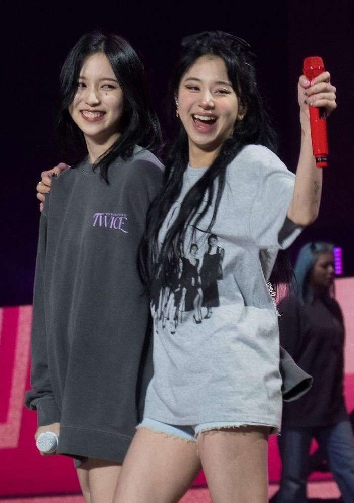 mnfeeds's tweet photo. mina and chaeyoung the cutest duo ever https://t.co/De2w1CHepV
