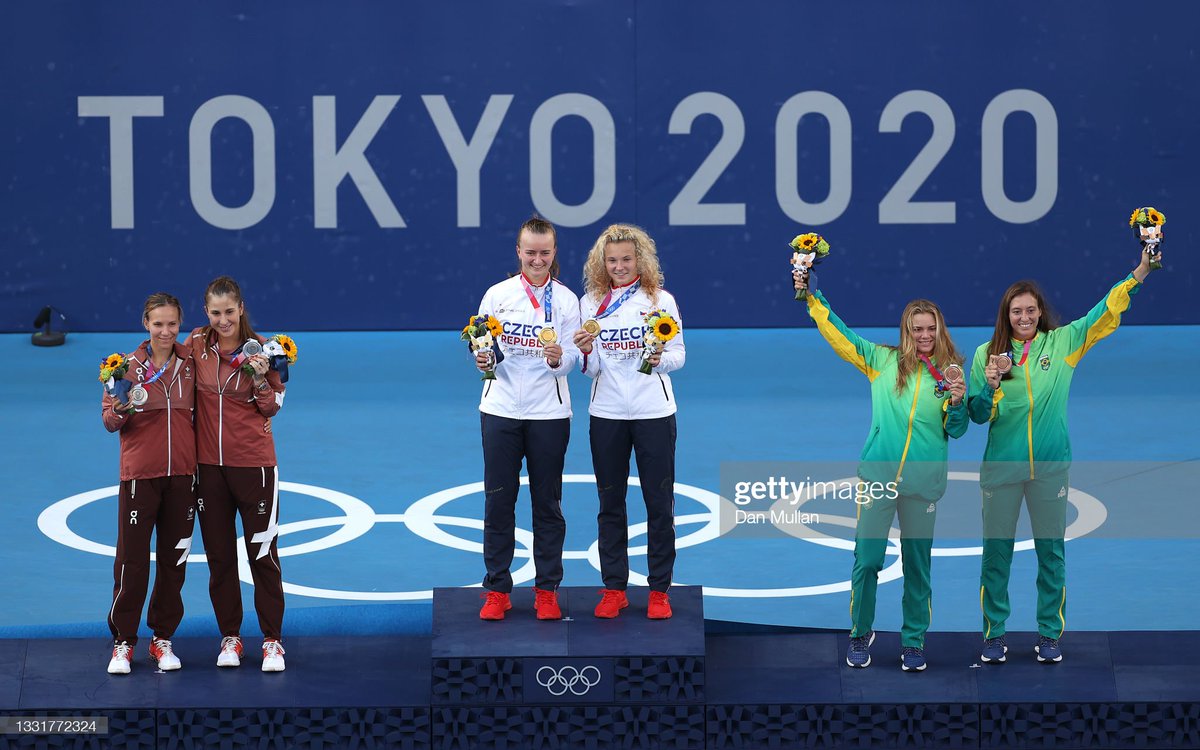 LendasOlimpicas's tweet photo. Laura Pigossi & Luisa Stefani, Brasil 🇧🇷.
Tênis, duplas femininas.
3º lugar.
Jogos Olímpicos, Tóquio 2020.
#laurapigossi #luisastefani #brasil #olympics #tokyo2020 #lendas #legends #tênis #tennis #ariakecoliseum #bronze #olympicgames #jogosolímpicos #bra https://t.co/vc7YwGNR0s