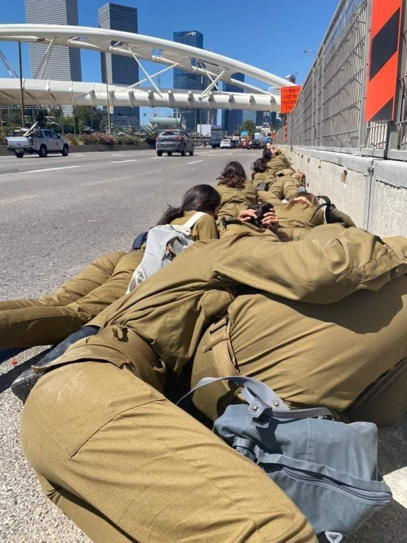 يبتدو بالحرب ويرجعو ينامو علي بطنهم من صواريخ المقاومه ويبكو لوقف اطلاق النار
سيظل الكيان المخروم رغم قسوته #جبان
#غزه_تقاوم 
#غزة_العزة 
🇪🇬🇵🇸🇪🇬