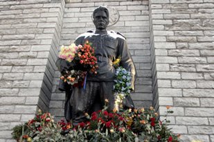KorsasErik's tweet photo. #Estonian Prime Minister #KajaKallas and the government have now pushed through the decision to immediately demolish up to 400 #Sovietmonuments, including the famous "#Narvatank" memorial. These #communist monuments will be removed from public space as soon as possible. #Ukraine https://t.co/2ooZiclfDZ