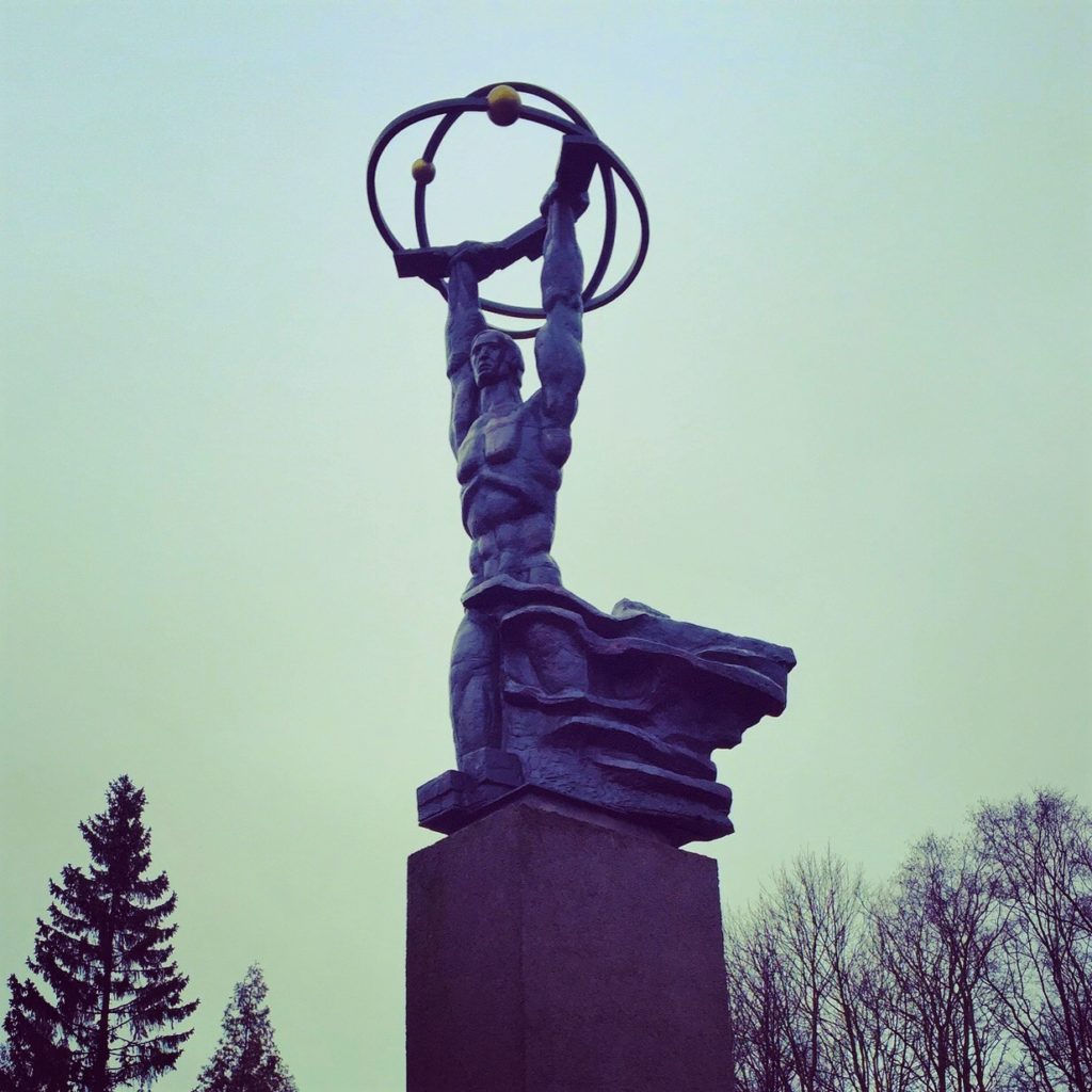 KorsasErik's tweet photo. #Estonian Prime Minister #KajaKallas and the government have now pushed through the decision to immediately demolish up to 400 #Sovietmonuments, including the famous "#Narvatank" memorial. These #communist monuments will be removed from public space as soon as possible. #Ukraine https://t.co/2ooZiclfDZ
