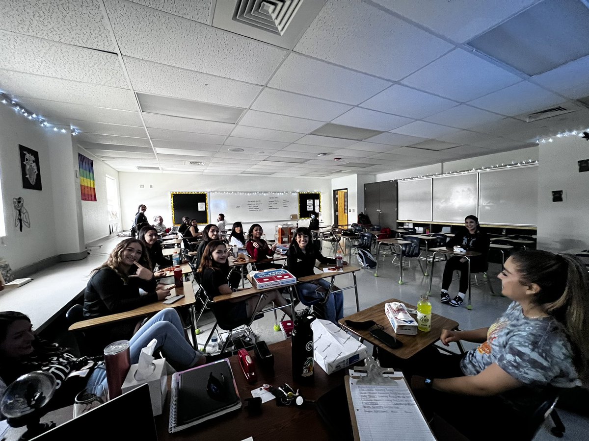 First team lunch of the season! #TeamBonding  #ThePark 🏐🖤💛 <a href="/coach_rangel/">Coach Brenda Rangel, M. Ed</a> <a href="/MRaquelRivera/">Raquel Rivera</a> @Rosy_Leal49