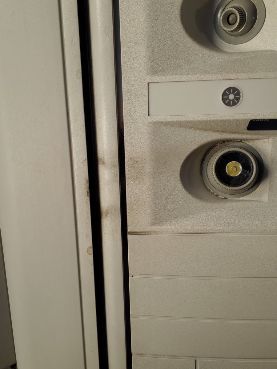 CormierLarry's tweet photo. @Delta your claims of cleanliness and disinfection seem like wild exaggerations. This is gonna stop COVID?? https://t.co/dgogmwlhk9
