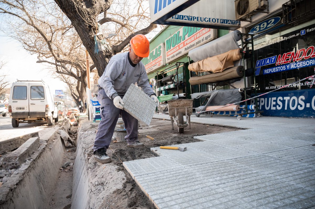 UlpianoSuarez's tweet photo. Recorrimos las obras en las veredas de la intersección de José V. Zapata y Salta. El Plan de Obras Urbanas de la @ciudadaddemendoza avanza con obras para mejorar la accesibilidad de este punto tan transitado de la @ciudaddemendoza.
#PlanDeObrasUrbanas https://t.co/UoZxwef4lB