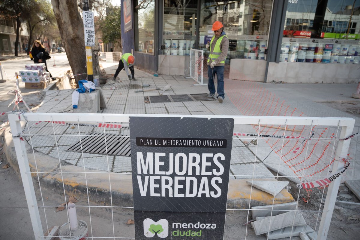 UlpianoSuarez's tweet photo. Recorrimos las obras en las veredas de la intersección de José V. Zapata y Salta. El Plan de Obras Urbanas de la @ciudadaddemendoza avanza con obras para mejorar la accesibilidad de este punto tan transitado de la @ciudaddemendoza.
#PlanDeObrasUrbanas https://t.co/UoZxwef4lB