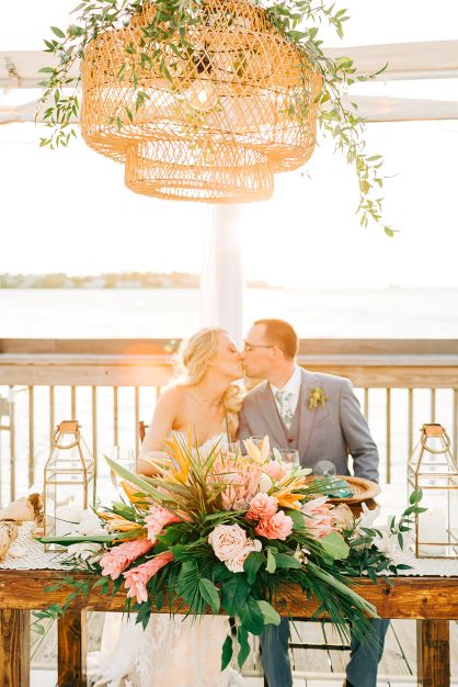 OceanKeyResort's tweet image. We are thrilled to share this spectacular oceanfront wedding feature from @CaratsandCake, checkout the link below to see all the amazing moments!

fal.cn/3qOJ4

@kylieoco_
@simplyyoukw
@milan_event

#oceankeyresort #floridakeys #islandluxury #keywestwedding
