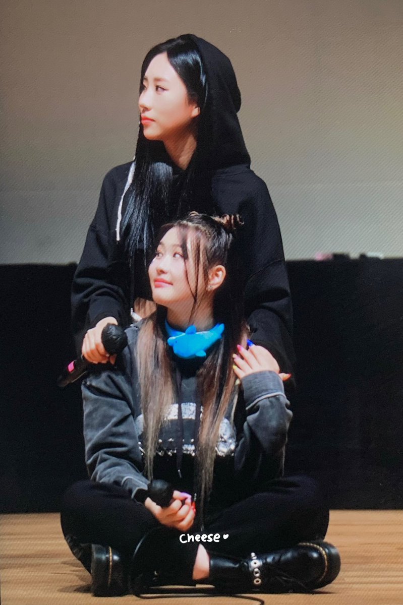 EGIRLDOSIE's tweet photo. with maknae 💗 https://t.co/iAx5HqPoM1