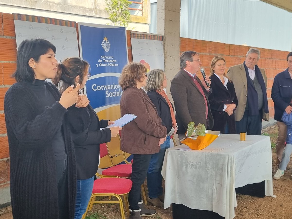 Ronaldcra's tweet photo. Convenio firmado entre el @mtopuy la Asociación Down de Maldonado para la concreción del edificio donde funcionará el lavadero Arcoiris 21
Un anhelo de 20 años que tiene la Asociación y principalmente éstos amigos
A Maxi, a Eva, al Manú y a la Asociación FELICITACIONES!! https://t.co/1EaGWYCLQH