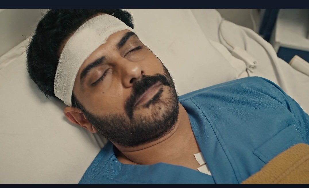 Witty_Alisha's tweet photo. Ohooo the best moment of todays episode. 😂

Our favorite masked man Karma ( Pratap) is alive. Let's Naacho 🕺💃🕺💃🤣

#Aashiqana #AashiqanaOnHotstar https://t.co/ACOlmaKPcY