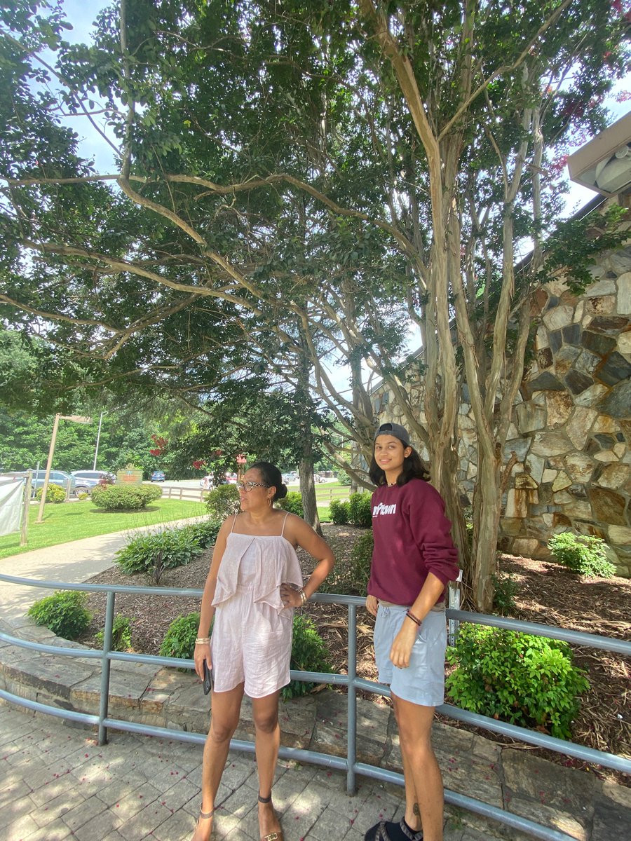 Alitalamorenita's tweet photo. @amgomezc_ @K8ieBird @yingfast @AfiqPlantPath @inhsor_23 Virginia is for plant pathology lovers! First stop on our way to #PlantHealth2022!

Keeping our eyes open for plant diseases- they are all around us. https://t.co/XipLiek10F
