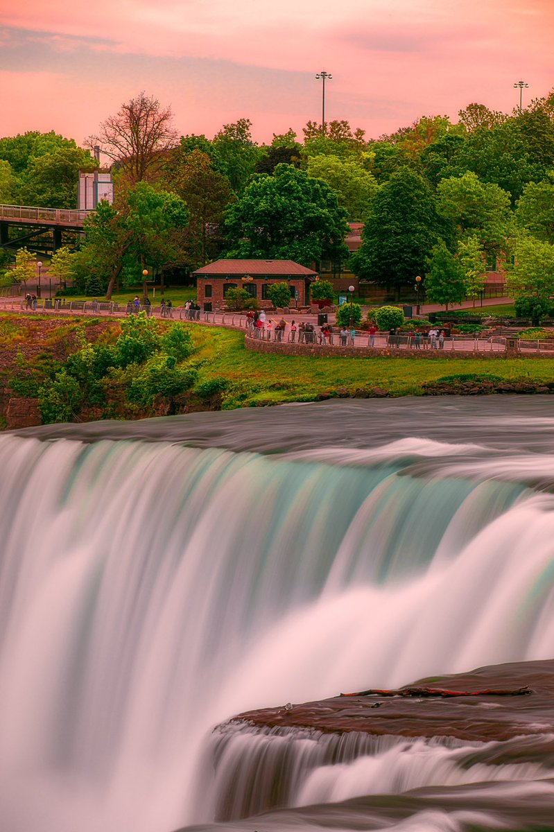 What’s going on everyone? I’m an experienced photographer BUT I’m new to Twitter! Drop a like, comment or follow and I’ll do the same! Looking forward to connecting with other fellow creative geniuses 🙏 #niagara #waterfalls #sunsetphotography #photography
