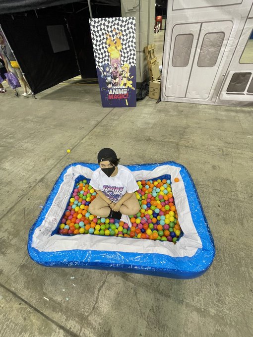 THERE IS AN ANIME MAGIC BALL PIT https://t.co/3j9o3doZZg