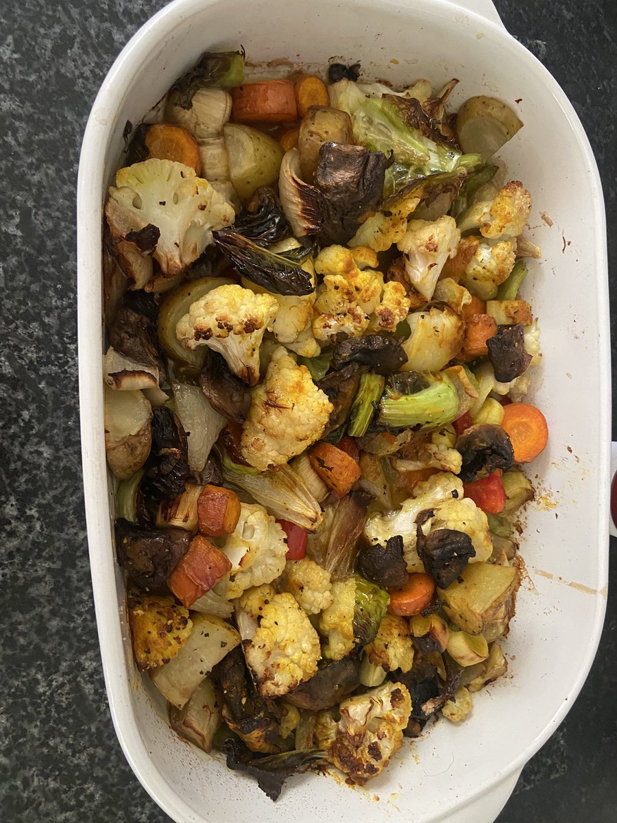 DianaCameron70's tweet photo. #Fridaysupper: roasted veggies from the salad box.. mushrooms, cauliflower, red and green peppers, leeks, carrots and tatoes + turmeric ~cheese sauce and garlic flat bread https://t.co/90Jflov0nw