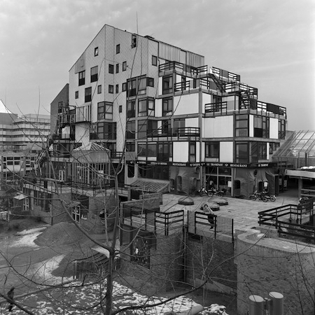 arquitect_viva's tweet photo. Lucien Kroll ha muerto a los 95 años. Crítico con los excesos del funcionalismo moderno y autor de proyectos participativos como las viviendas Mémé en la Universidad de Lovaina, el arquitecto belga defendía una arquitectura construida “no para las personas sino con las personas”. https://t.co/ZTSi4kvzOI