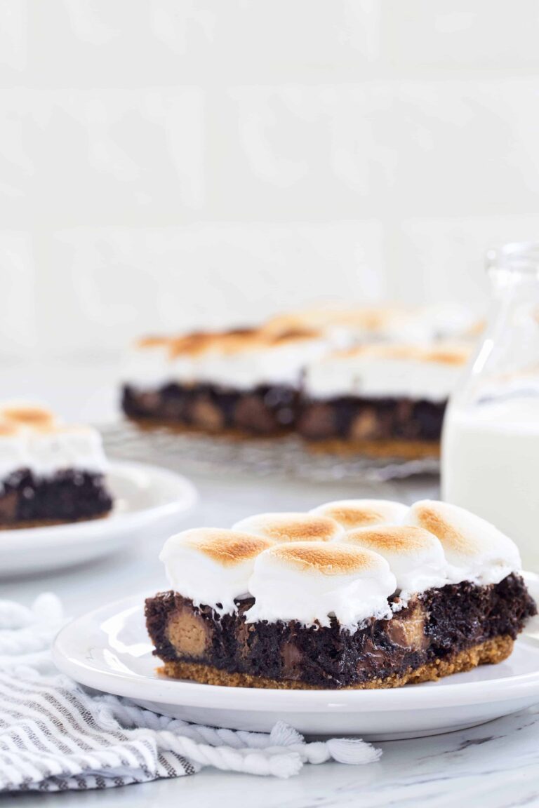 Valebakery1's tweet photo. Peanut Butter Cup S’mores Brownies will easily be your new favorite dessert. Who could possibly resist this ooey, gooey combination? https://t.co/oDKhjQ58TV
