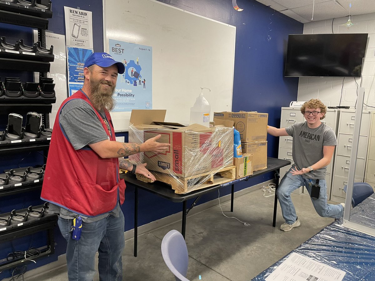 btaylor0675's tweet photo. friendly team competition for the most snappys during store 675s August safety meeting! great job to the teams! https://t.co/heq57NwgyI