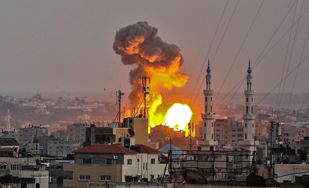 justt_lovee_'s tweet photo. Gazze'nin bombalanmasını, İslâm coğrafyalarının zulme uğramasını yüreğimizde hissetmiyorsak ;

" EY ÎMÂN EDENLER, ÎMÂN EDİNİZ! "

#GazaUnderAttack https://t.co/VcUfCOCvmd