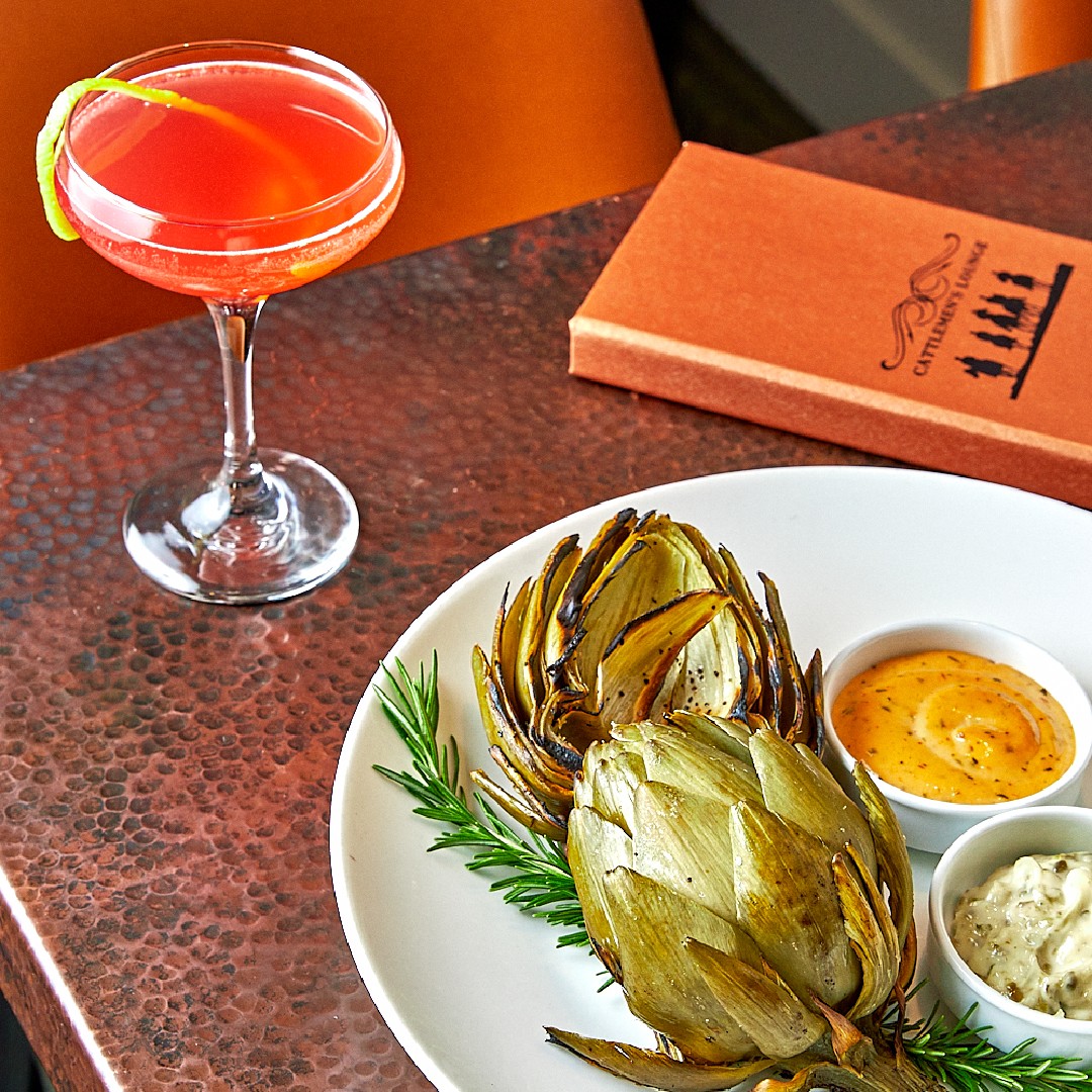 What better way to kick off the weekend than drinks and appetizers at Cattlemen's Lounge?! 🤤🎉 Join us anytime today between 2pm &amp; 11pm, we are ready to toast to the weekend with you! 🥂