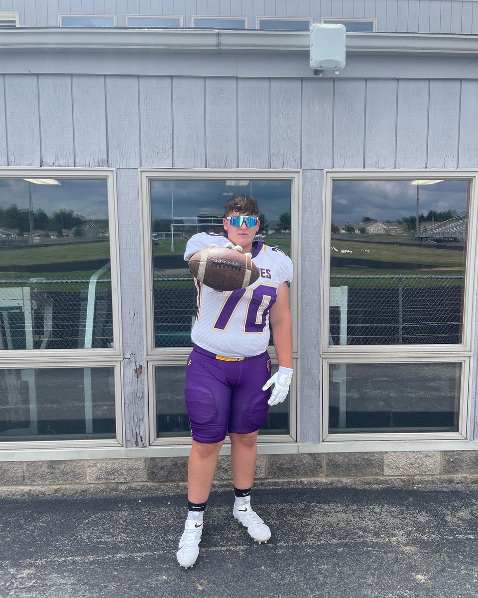 LoganEasterday1's tweet photo. Senior Picture day 📸🏈 https://t.co/7amYjnm8EQ