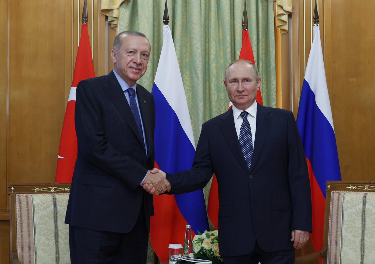 Vladimir Putin: "Avrupa, Rusya'dan kesintisiz doğal gaz akışı nedeniyle Türkiye'ye minnettar olmalı. Tahıl ürünlerinin sevkiyatı için Türkiye'ye teşekkür ediyorum. Tüm bunlar sizin kişisel çabanız sayesinde mümkün olabildi."