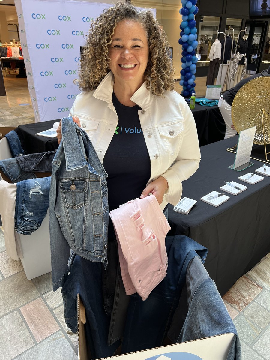 CoxCalifornia's tweet photo. #OrangeCounty Market VP @colleendillaway has stopped by the @ShopsMV with denim donations for @BGCCapo! We’re here today and tomorrow noon to 5:00 p.m. A donation gives you a chance to win a $500 American Express Simon Gift Card! #CoxConserves #DoGoodWithDenim #ShopsMV https://t.co/WfXEuTS05o
