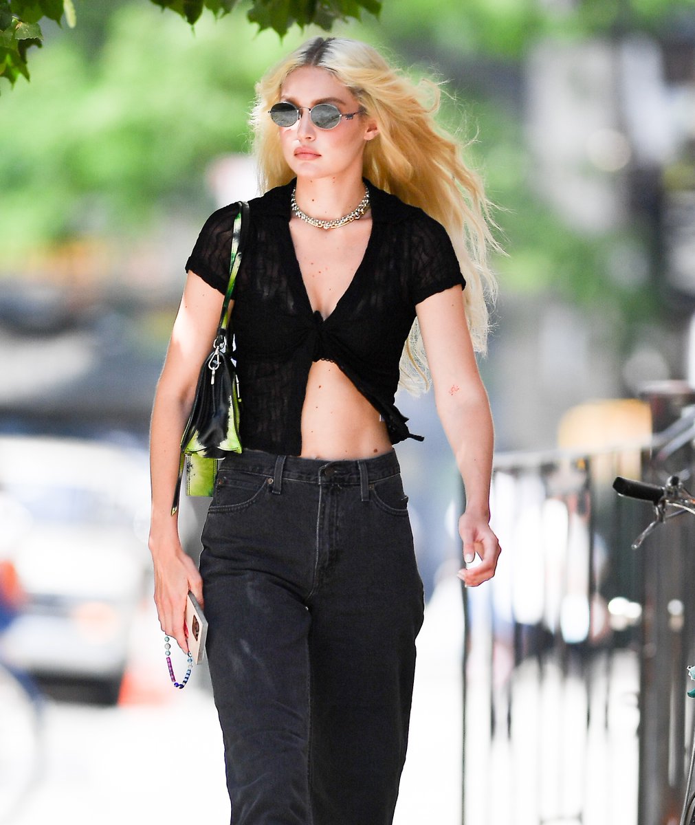 gigihadidphoto's tweet photo. Gigi Hadid pelas ruas de Nova York hoje, 5 de agosto.
Mais fotos: https://t.co/K5QTLXF3HS https://t.co/ZRChPMa2MA