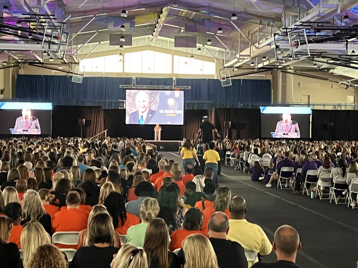 TiffGoldschmidt's tweet photo. Wonderful week of professional learning with teachers! New ELA textbooks, new pacing, reading lists,reading intervention, library media specialist collaboration - Oh, my! Institute was a perfect ending to the week to kickoff of another school year. #baldwinproud @McGrawHillK12 https://t.co/9iZFmd8B3U