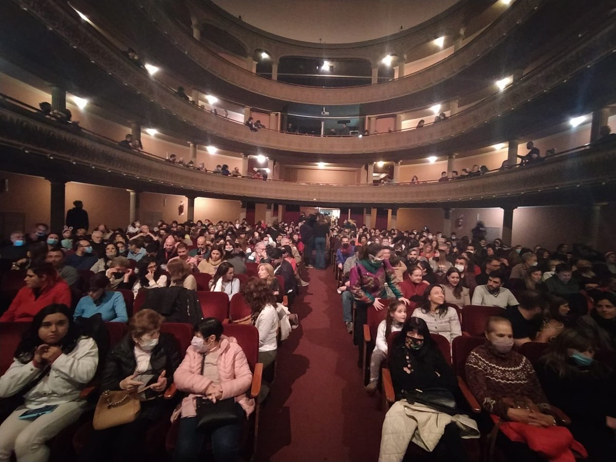 MercadoGIRART's tweet photo. 🔸 En la 7ma edición del #MercadoGirart se realizó la FUNCIÓN ESPECIAL de “DESASTRES” de @cirulaxiateatro 

🗓 Ayer JUEVES 4 de agosto por la noche el @alTeatroReal se llenó de público y aplausos 👏😍
¡Gracias Cirulaxia por esta obra inolvidable que nos hizo reír y emocionar! https://t.co/RXcg5NHMty