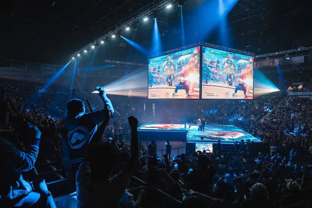 verge's tweet photo. How to follow EVO 2022, the most exciting fight game tournament https://t.co/dZUoeR30nc https://t.co/BrbXcsD4ev