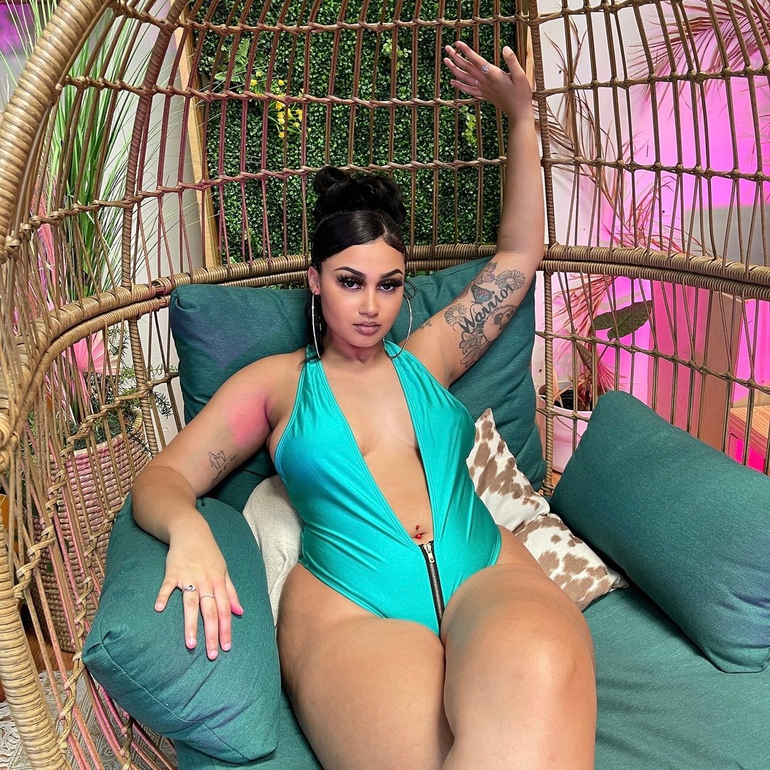 eightysix92's tweet photo. Confidence is EVERYTHING🔑✨
@mixedgaalcourt rocking our Kira Deep V Neck One Piece in seafoam color 💚💚😍
*
Use Discount Code: COURT15 at checkout 🛒
*
#sale #shop #onlineboutique #weekend #green #inspo #follow #vintage #swimwear #sexy #women #explore #vibes #shopno https://t.co/9MSELTGrGQ