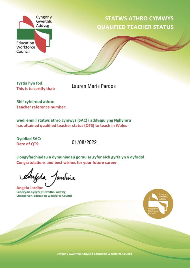 miss_pardoe's tweet photo. Finally there and I now have the certificates to prove it! ⭐️👩🏼‍🏫📚🍎 https://t.co/6RbbbmAad8