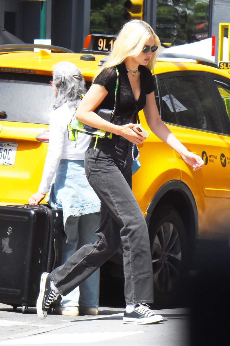 gigihadidphoto's tweet photo. Gigi Hadid pelas ruas de Nova York hoje, 5 de agosto.
Mais fotos: https://t.co/BNiD9fyWAw https://t.co/lmspoOqOCW