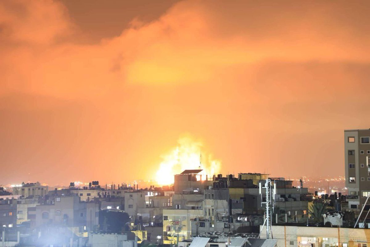 MyPalestine0's tweet photo. مساء غزة يبدو كالصباح نتيجة كمية القصف التي تتعرض لها https://t.co/IbdCxrVqW6