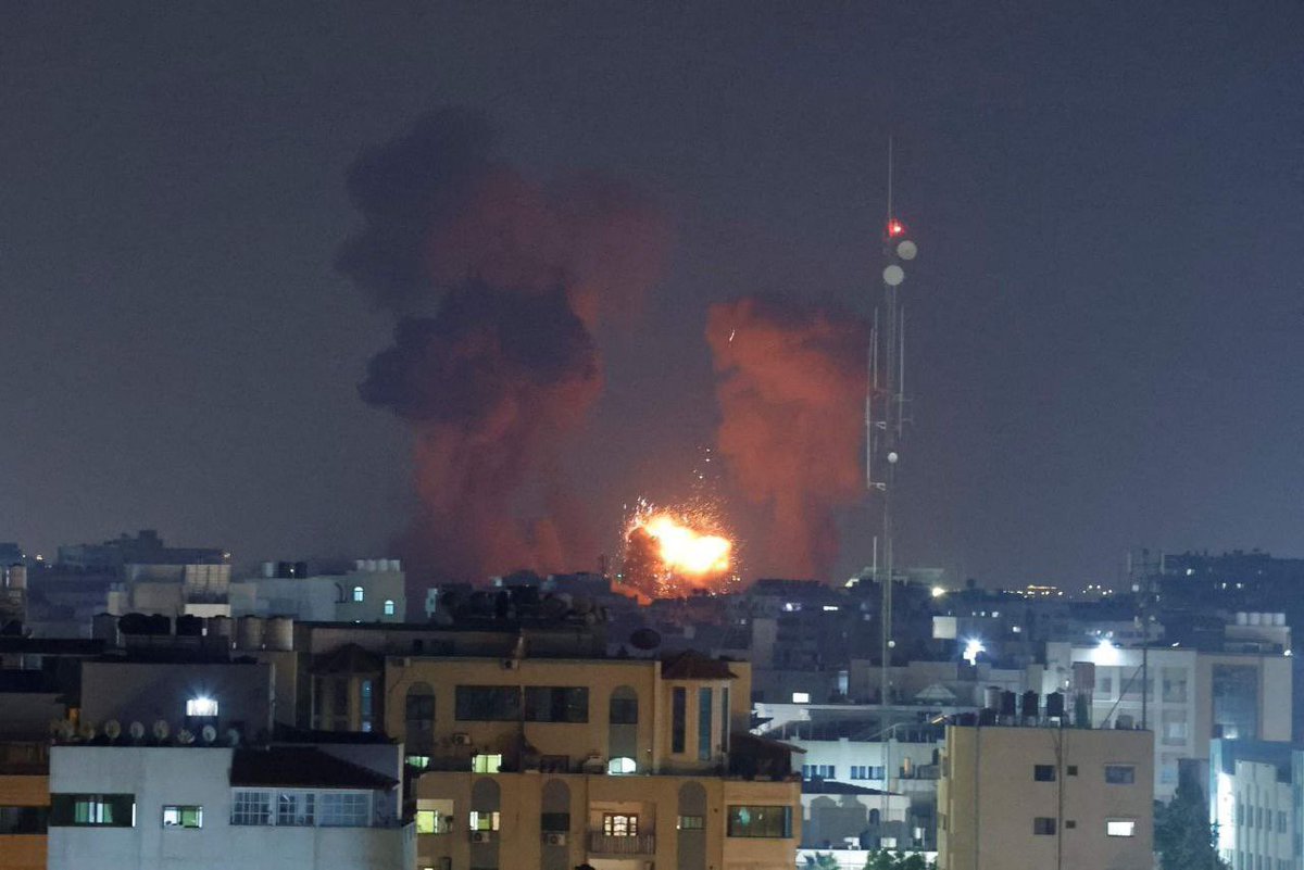 MyPalestine0's tweet photo. مساء غزة يبدو كالصباح نتيجة كمية القصف التي تتعرض لها https://t.co/IbdCxrVqW6