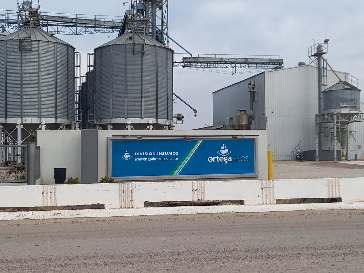 RodrigoFalcone5's tweet photo. Etapa de planificar acciones futuras con  amigos de @grupoagroempre y @OrtegaHermanos. Muy importante para que el objetivo buscado salga de la mejor manera posible. Vamos por más!! @ProfertilAgro @smsaulino @MirtaToribio @Vibaena #urea @eNeTOTALPLUS
@fernandorussook @ActisElio https://t.co/Zhqkk470mF