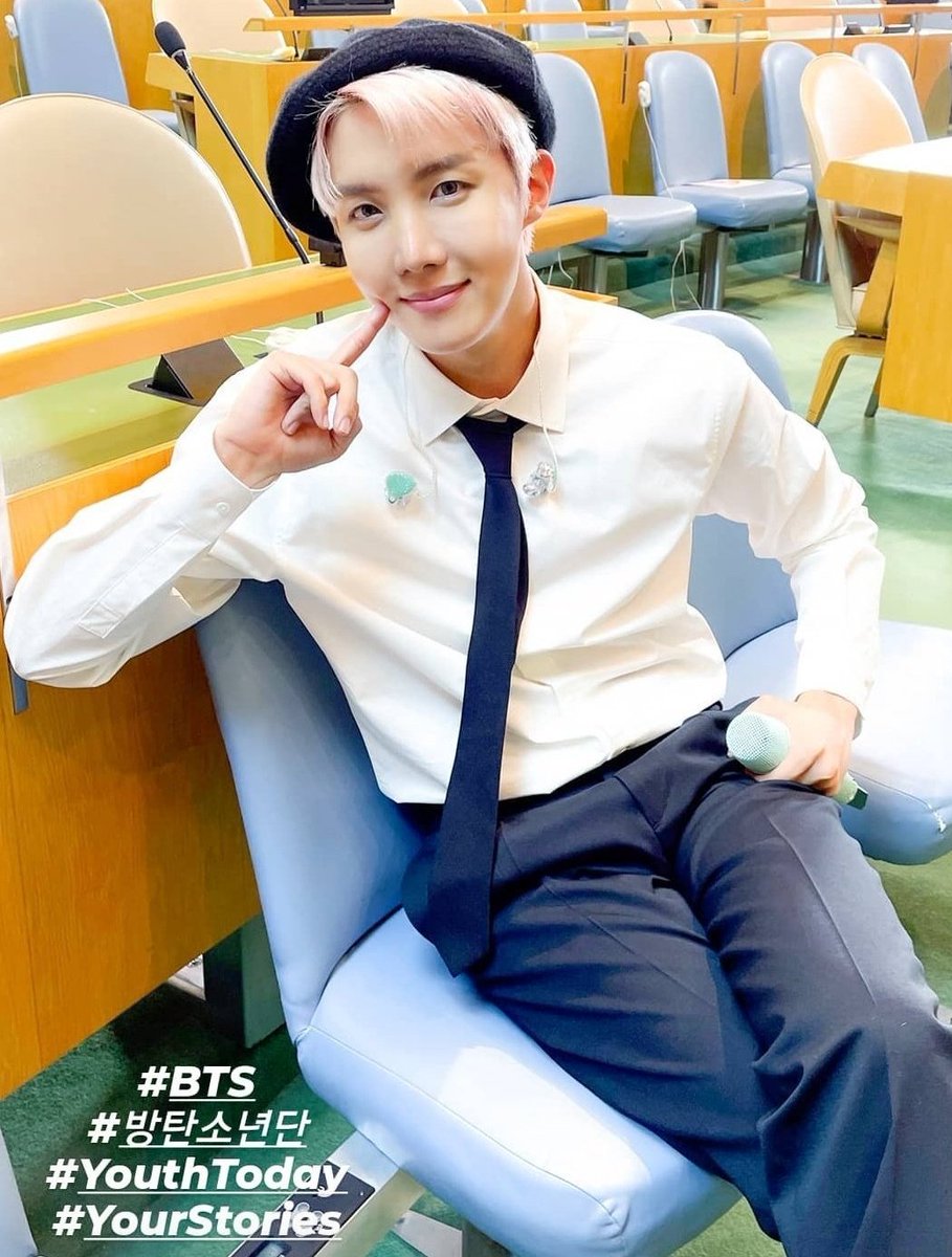 myglosshy's tweet photo. — Alguien del hospital de animales recientemente dejó un comentario de bajo del clip/vídeo de IU felicitando a Hobi. El comentario de YouTube dice: 

“Déjenme decirles lo amable que es... rescató a un gato callejero y lo trajo a nuestro hospital para tratarlo. #JHOPE https://t.co/Q2GHSEInTI