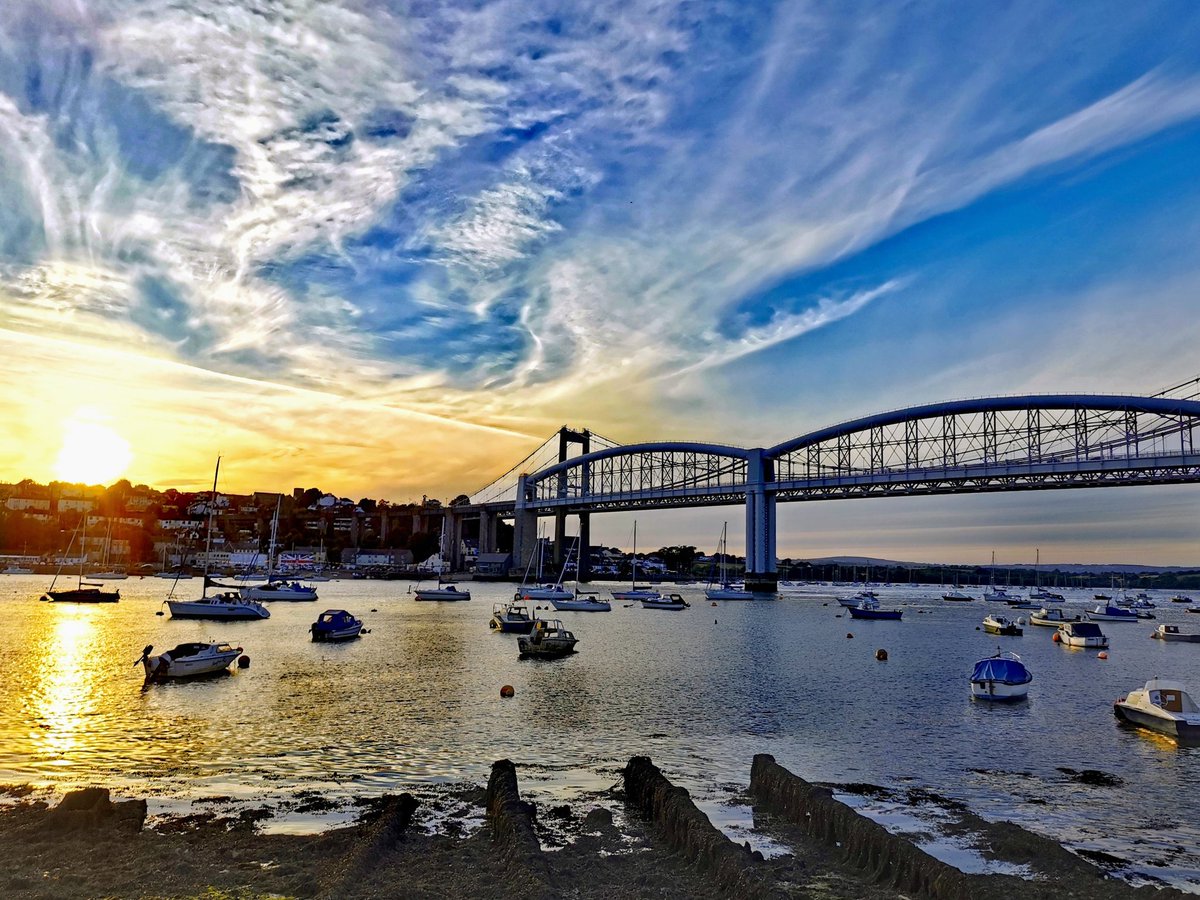 JackieGMs66's tweet photo. Sundown and the Tamar Bridge #sunset #Plymouth #brunelbridge #Devon #Cornwall #Saltash https://t.co/0M63HNTdDL