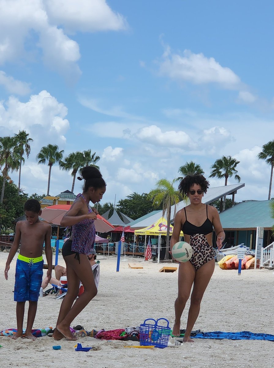 SonniSings's tweet photo. It's a beach day for us! A little fun in the sun 🌞 #LittleHarbor https://t.co/FQE5PidFbP