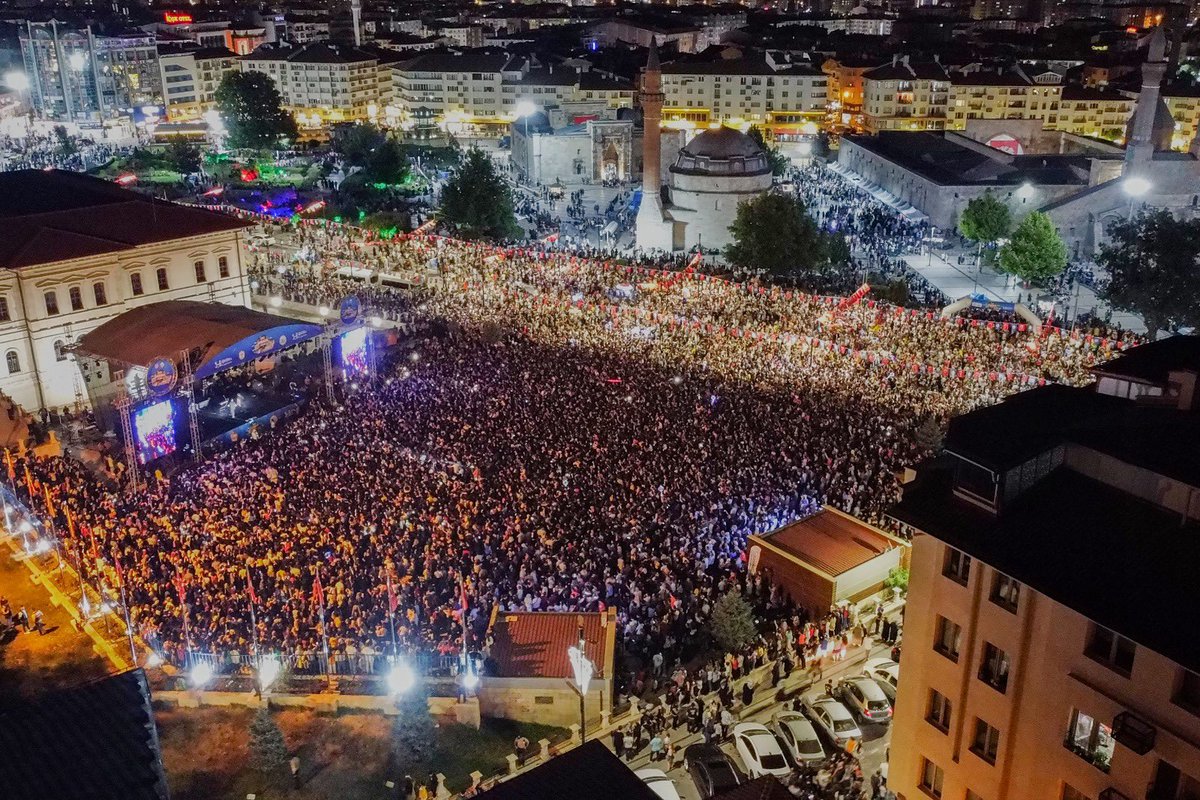 Bu akşam Sivas meydanı.. Kalabalığa bakın 👏
#DünyaSivaslılarGünü
