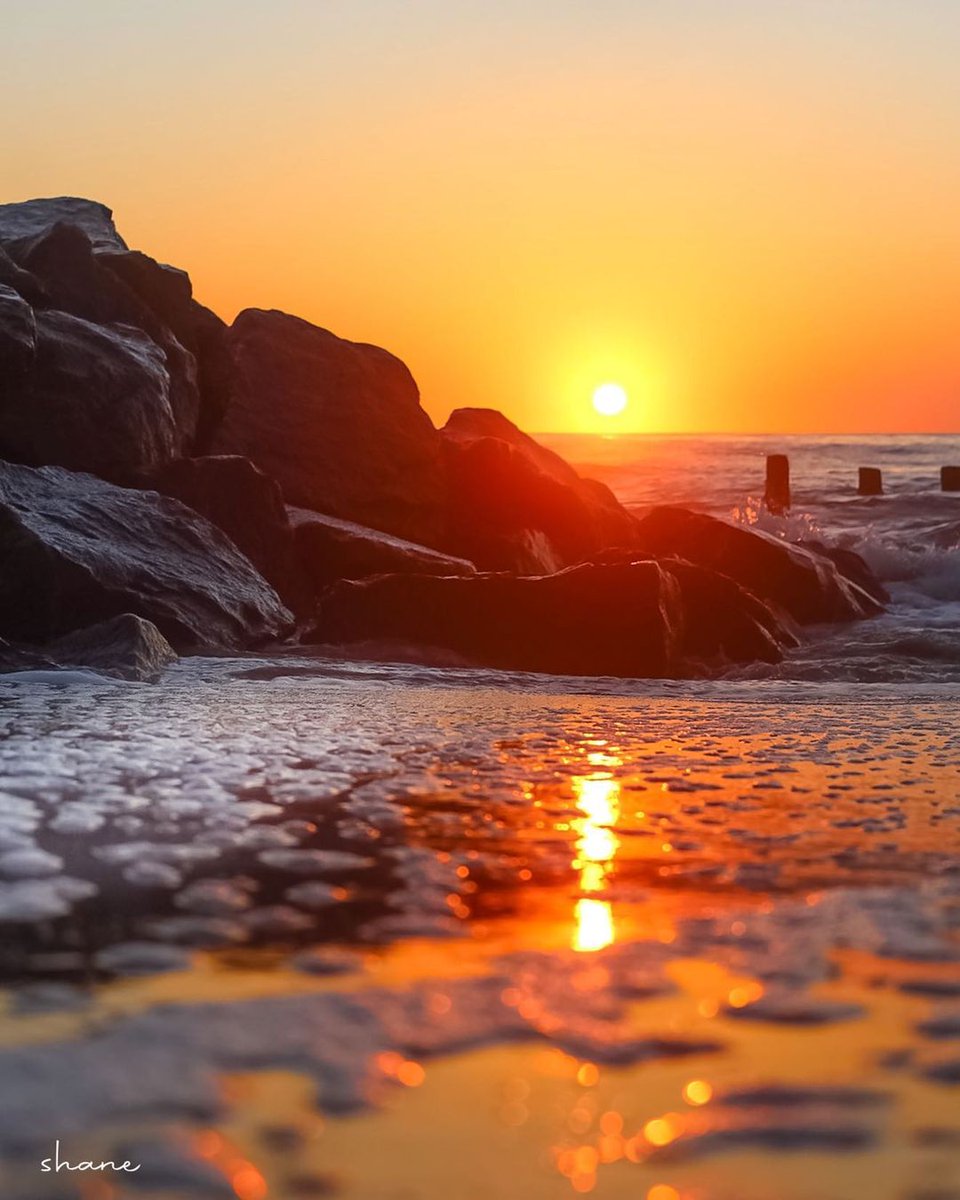 Every sunset at the beach is as magical as it is. 
Planning a beach vacation? Save up to 15% on your stay at Heritage Inn &amp; Suites when you book with us using: rehobothheritage.com/offers 

#Rehobothbeach #beach #Delaware #sunset 

📷: @sbrooks302