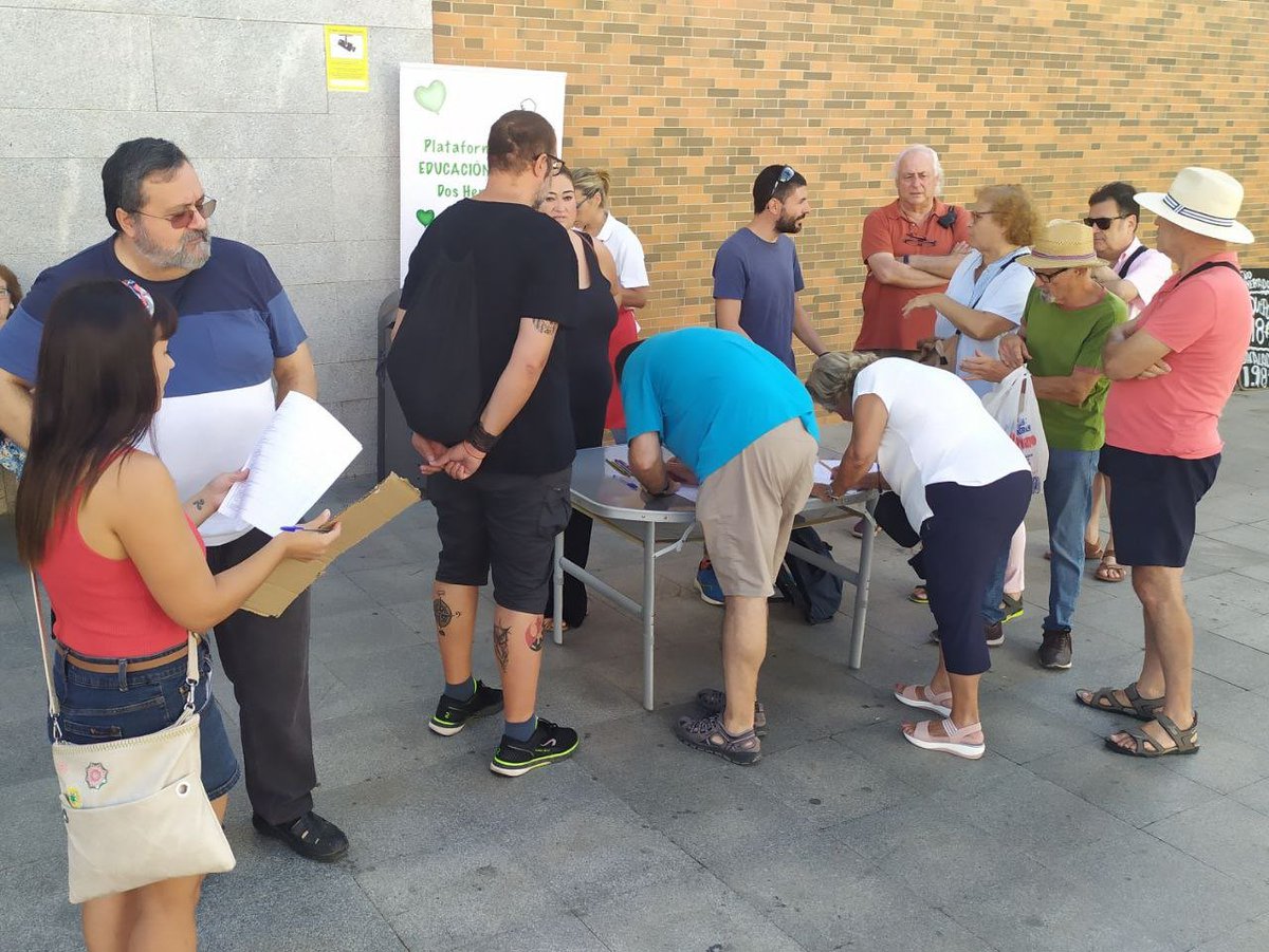 PublicaDh's tweet photo. Las vecinas/os de Dos Hermanas han respondido a la llamada llenando de firmas los pliegos para conseguir que la @ILPABajadaRatio esté más cerca ¡Muchas gracias a todos y todas! https://t.co/e2DEQpjz59