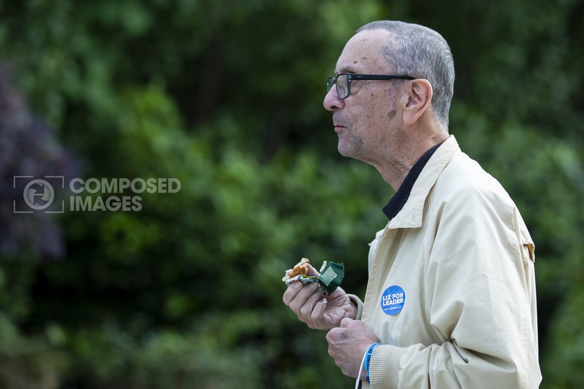 MarkHawkns's tweet photo. Wednesday's leadership hustings in Cardiff.
1. A party member eats a pork pie outside the venue.
2. Rishi
3. Liz
4. Liz https://t.co/WpQJxGEjx1