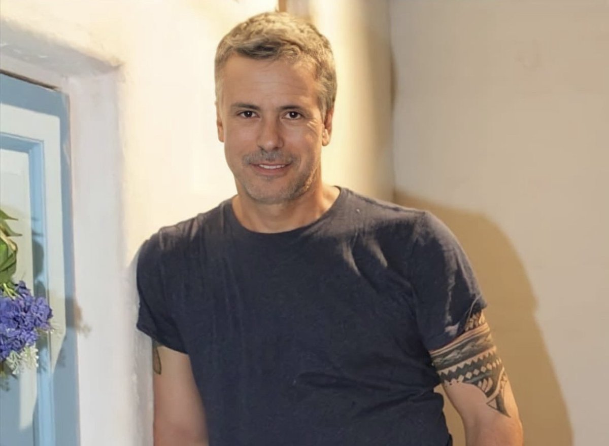 CATERINAV's tweet photo. #5ago  El artista Diego Bertie, de 54 años, perdió la vida tras caer de un piso 14 esta madrugada. 
El comandante general de bomberos, Mario Casaretto, dijo que el portero del condominio ubicado en la capital peruana llamó al número de emergencias tras escuchar el impacto. https://t.co/QbY9Nk0Vsz