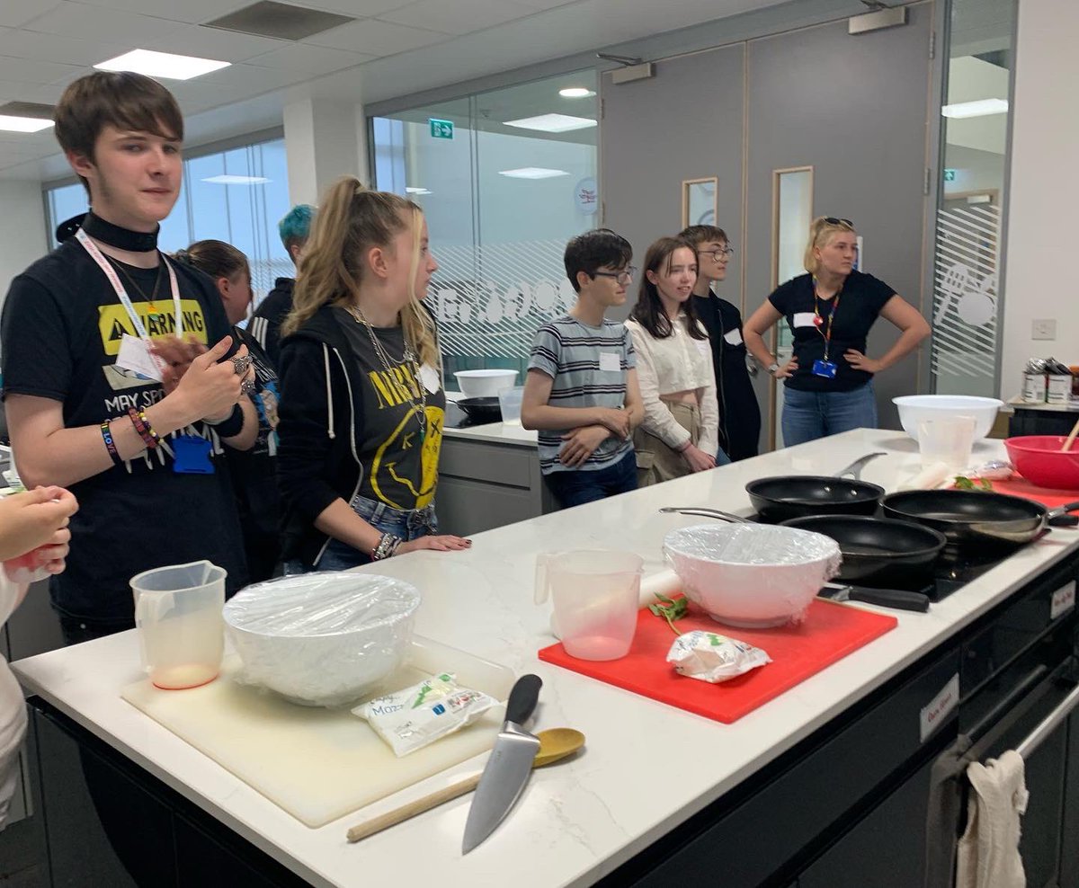 tfcyouthvoice's tweet photo. Thank you very much to Jasmine from @BeaconofLight for guiding Cozmic 3piphany members through a DIY pizza session ππ we had the best time! #teambuilding #lgbtgroup #youthvoice #cookingfresh https://t.co/ZYrSX2XPHS