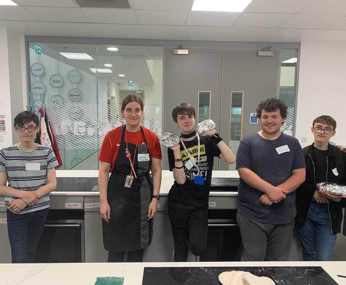 tfcyouthvoice's tweet photo. Thank you very much to Jasmine from @BeaconofLight for guiding Cozmic 3piphany members through a DIY pizza session ππ we had the best time! #teambuilding #lgbtgroup #youthvoice #cookingfresh https://t.co/ZYrSX2XPHS
