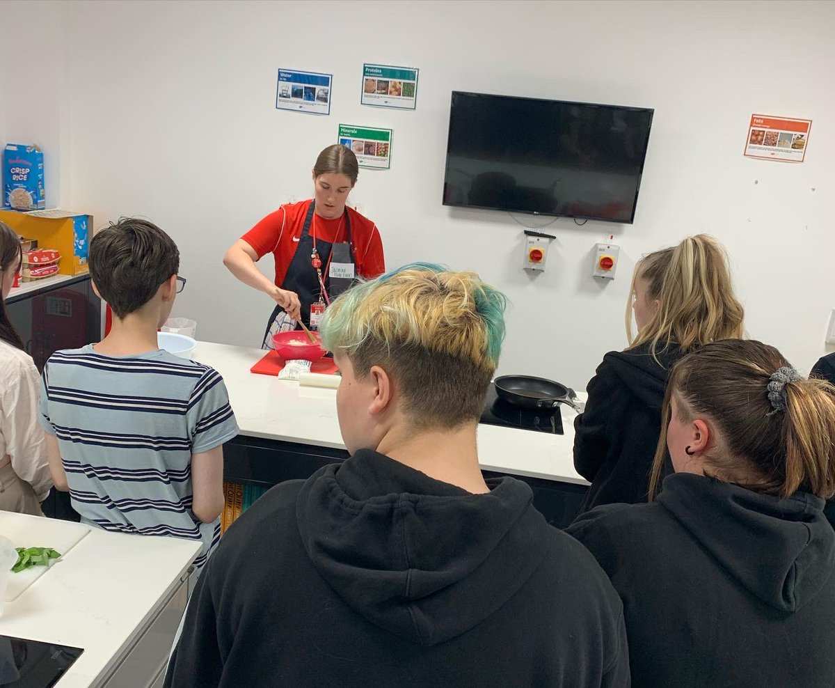 tfcyouthvoice's tweet photo. Thank you very much to Jasmine from @BeaconofLight for guiding Cozmic 3piphany members through a DIY pizza session ππ we had the best time! #teambuilding #lgbtgroup #youthvoice #cookingfresh https://t.co/ZYrSX2XPHS