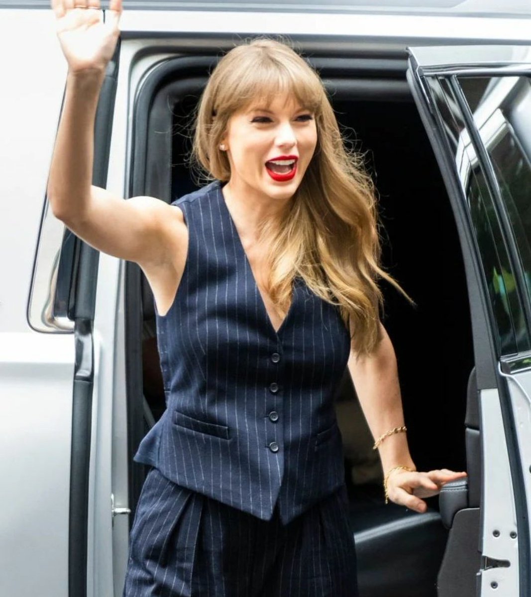 treacheroustine's tweet photo. hi (with the intention to tell you everything about taylor swift) https://t.co/TqN0D96DNx