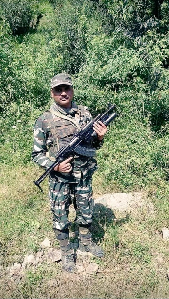 VishnuB50920291's tweet photo. 🇮🇳परिस्थितियां बदल जाती है
पर नहीं बदलते हैं आपका रूप,
नमन है मेरा आपको
आप है भारत माता के सपूत।🇮🇳
    जम्मू कश्मीर में तैनात बड़े भाई #राजेश_बघेल_जी को जन्मदिन की बहुत बहुत शुभकामनाएं ।
#जय_हिंद 🇮🇳
#जय_हिंदुस्तान🇮🇳
@adgpi https://t.co/ysWbm8kTun