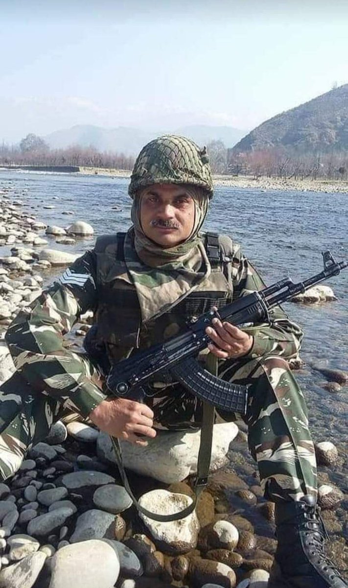 VishnuB50920291's tweet photo. 🇮🇳परिस्थितियां बदल जाती है
पर नहीं बदलते हैं आपका रूप,
नमन है मेरा आपको
आप है भारत माता के सपूत।🇮🇳
    जम्मू कश्मीर में तैनात बड़े भाई #राजेश_बघेल_जी को जन्मदिन की बहुत बहुत शुभकामनाएं ।
#जय_हिंद 🇮🇳
#जय_हिंदुस्तान🇮🇳
@adgpi https://t.co/ysWbm8kTun